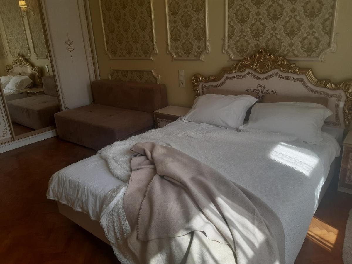 Квартира Возле Оперы Lviv Buitenkant foto